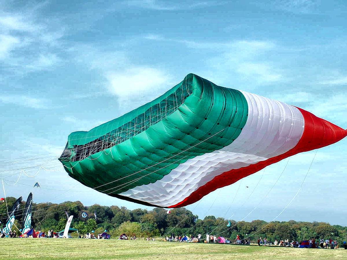 1200px-Worlds Largest Kite - Aloft - Taken in 2004 (1)