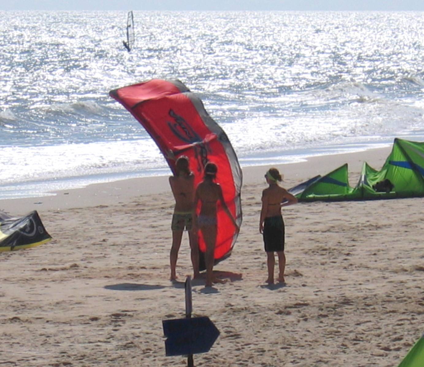 Vietnam: Russian girls giving lessons in landing
