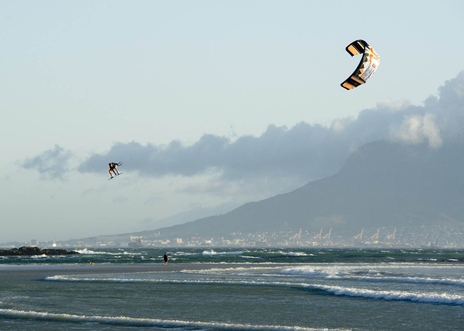 Ruben-Lenten-performs-a-demo-at-LEN10-Megaloop-Challenge-in-Big-Bay-2