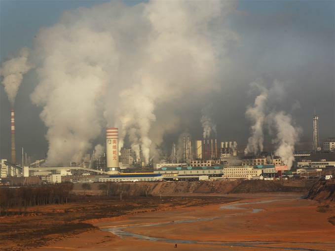 The release of smoke and steam from the Orville Qianyuan chemical plant fills the sky. meitu 3