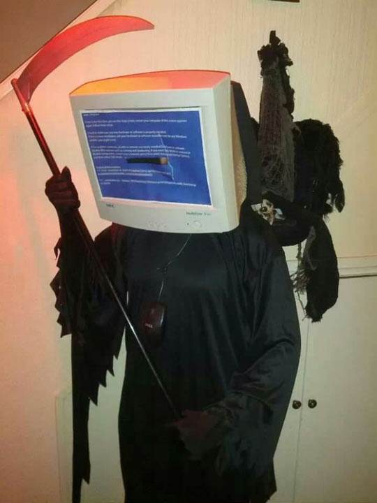funny-costume-blue-screen-computer-head