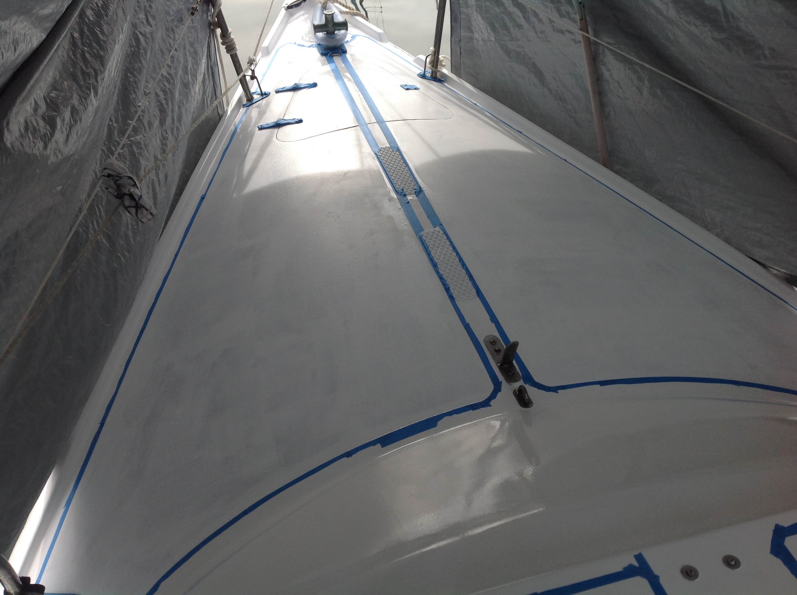 Foredeck 1st coat & Intergripped