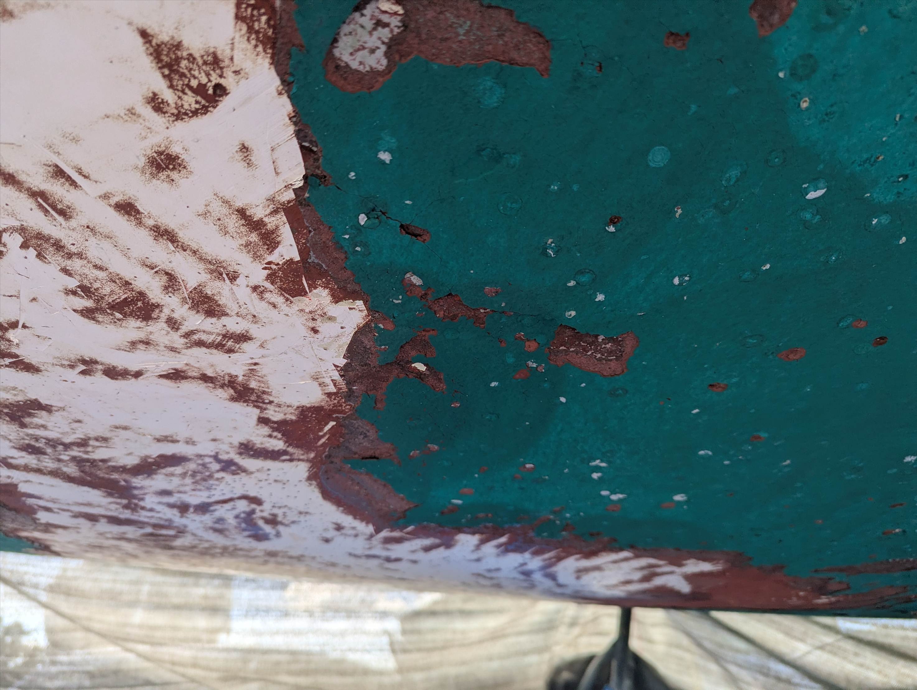 Scraping antifoul from hull