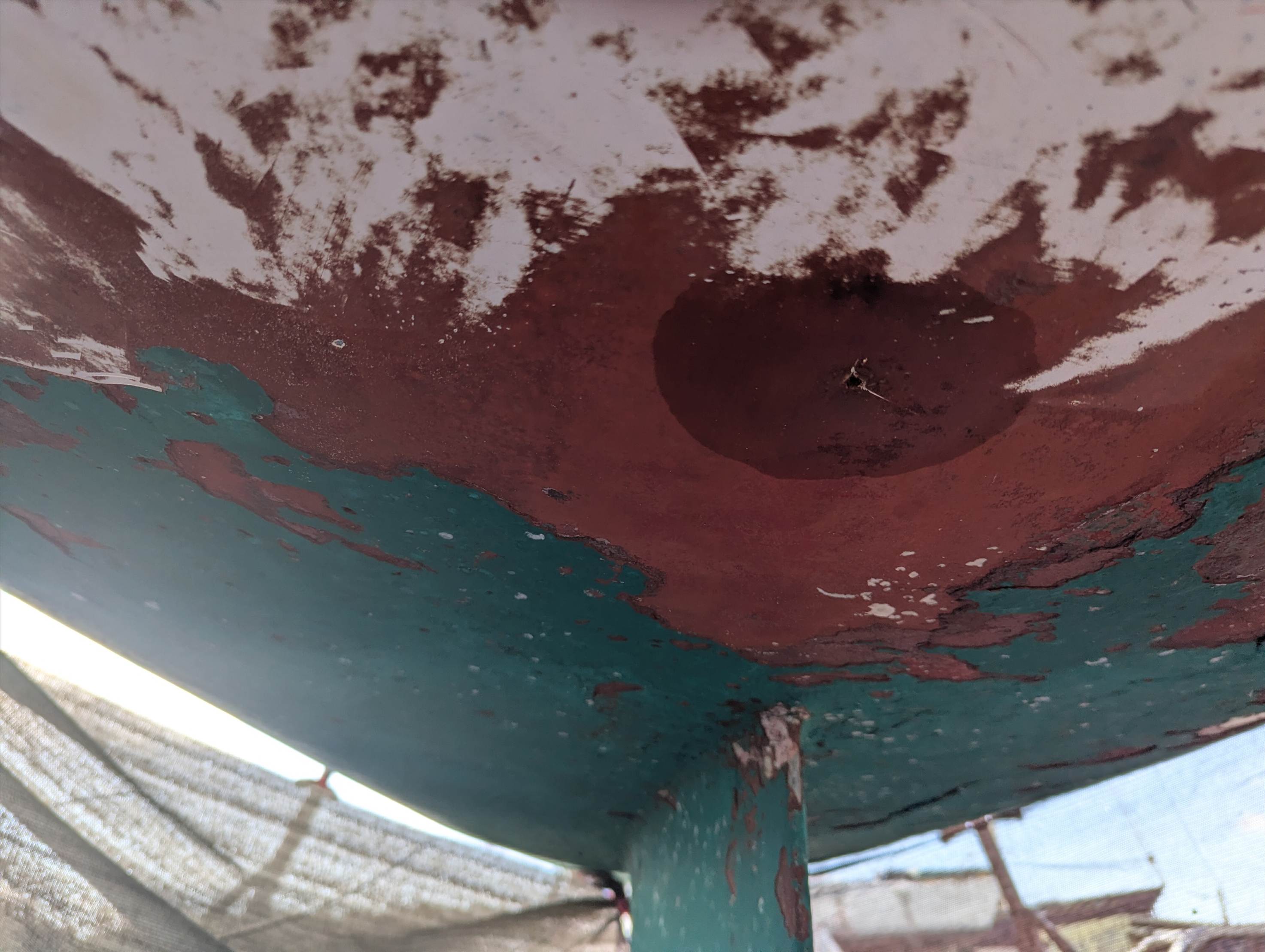 Scraping antifoul from hull