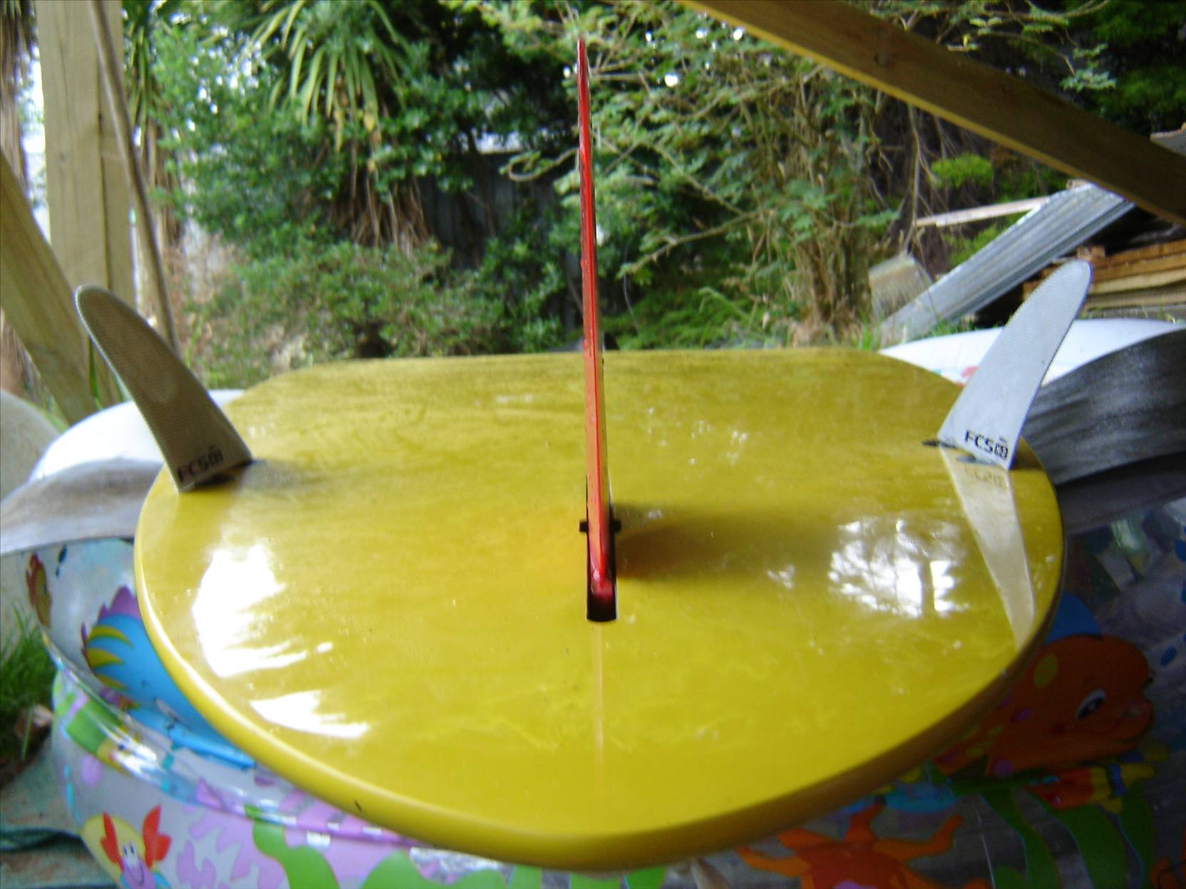 106\" SUP with small H2 FCS side fins & 7 3/4\" flexy centre fin