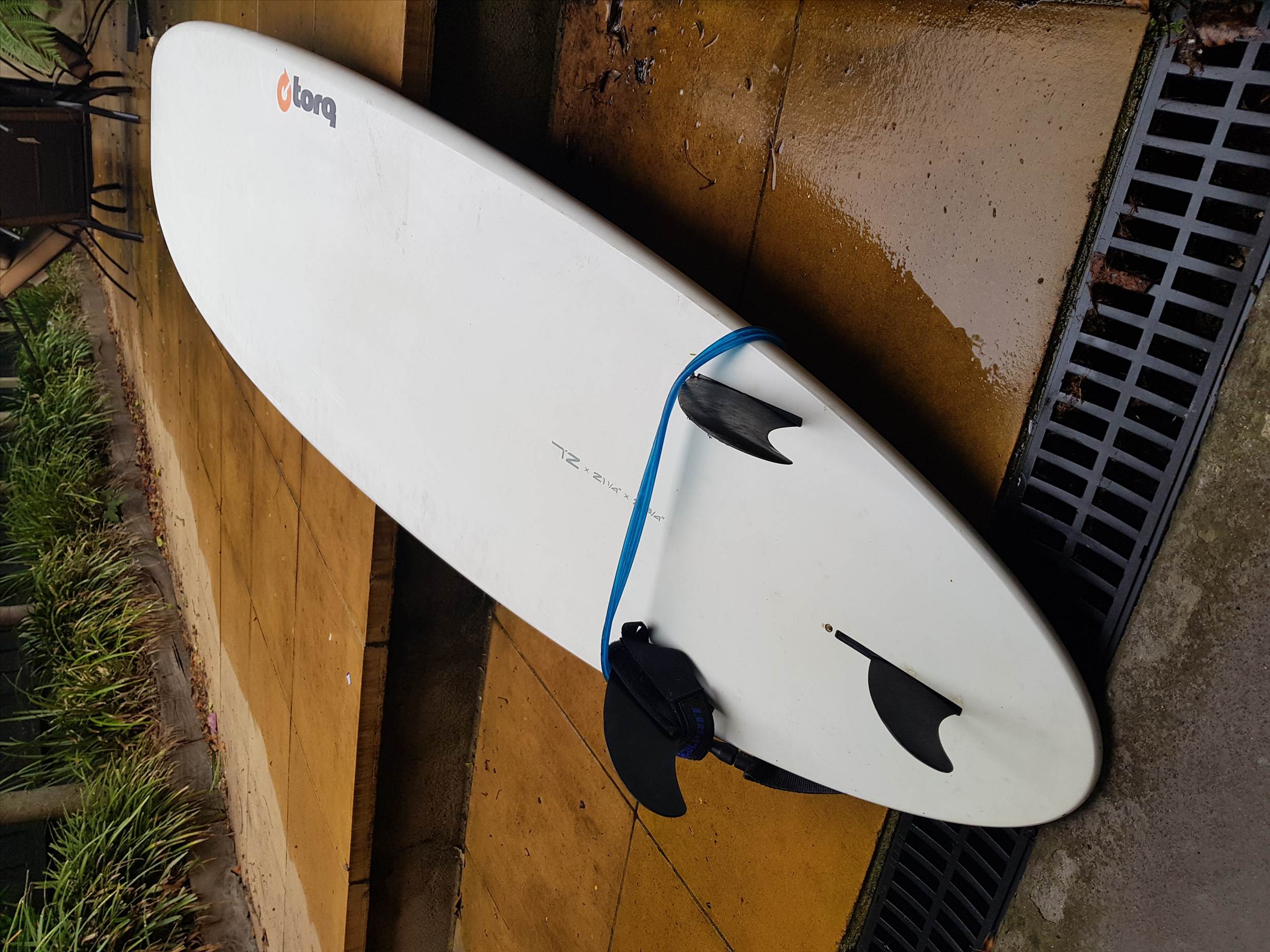Round pin twin fin