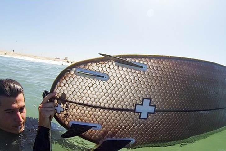 Signal-Snowboards-Ernest-Packaging-Solutions-Cardboard-Surfboard-2