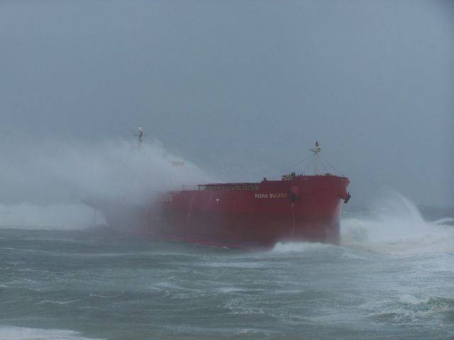Coal ship stuck @ Nobbys Beach