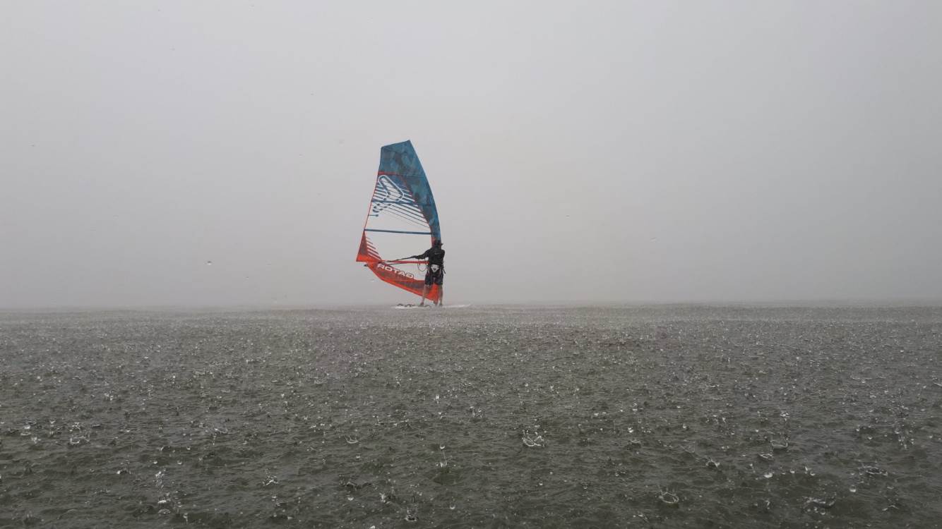 Windsurf in the rain