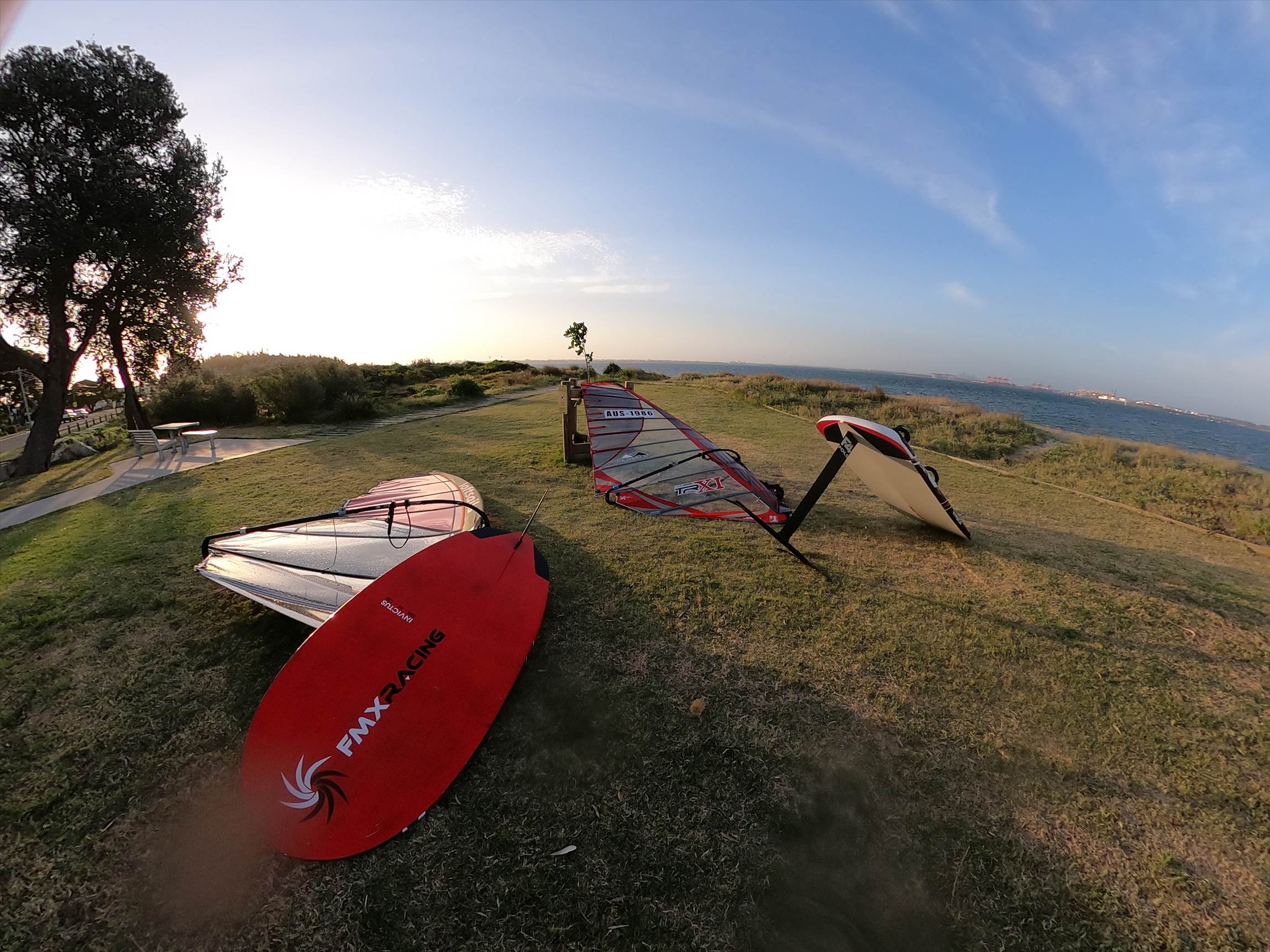 WindFoiling with Friends