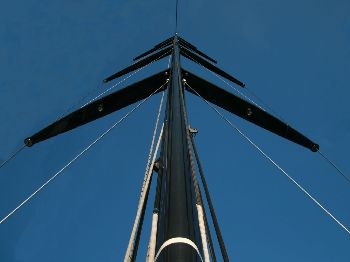 Fancy Making Your Own Yacht Mast? Watch this! - Cruising News