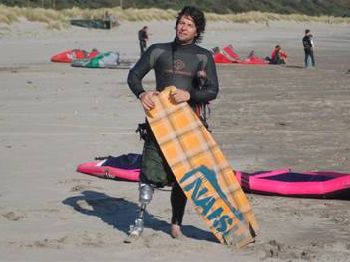 Tried kiting with just one leg? - Kitesurfing News