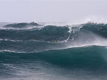 Swell Time - Two of the PWA's wave super stars score it big on the North shore o - Windsurfing News